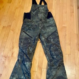 Women’s Volcom Snowboard bibs, goretex, size medium, dark green lace camo print
